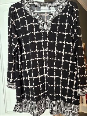 Alfred Dunner Black & White Graphic Windowpane Tunic